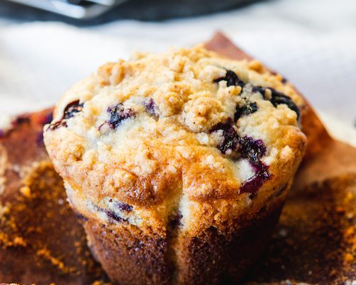 {Simple & Delicious} Bakery-Style Blueberry Muffins **with streusel topping!